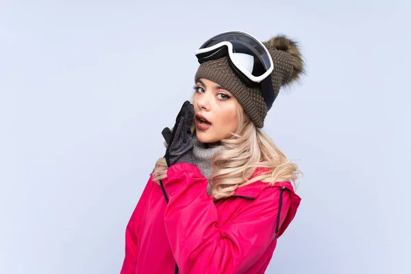 Lyžař Teenager Dívka Snowboarding Brýle Přes Izolované Modré Pozadí Šeptá — Stock fotografie