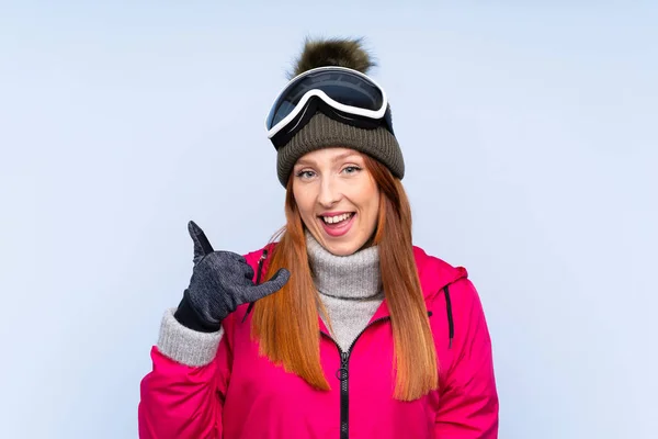 Skifahrer Rothaarige Frau Mit Snowboardbrille Über Isolierte Blaue Wand Macht — Stockfoto