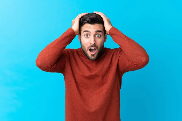 Jovem Homem Bonito Com Barba Sobre Fundo Azul Isolado Com — Fotografia de Stock