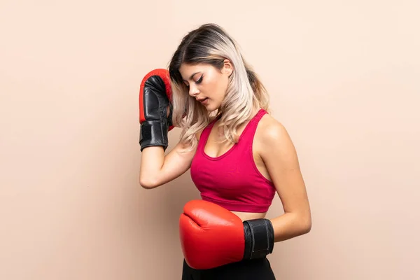 Teenager Sportmädchen Über Isolierten Hintergrund Mit Boxhandschuhen — Stockfoto