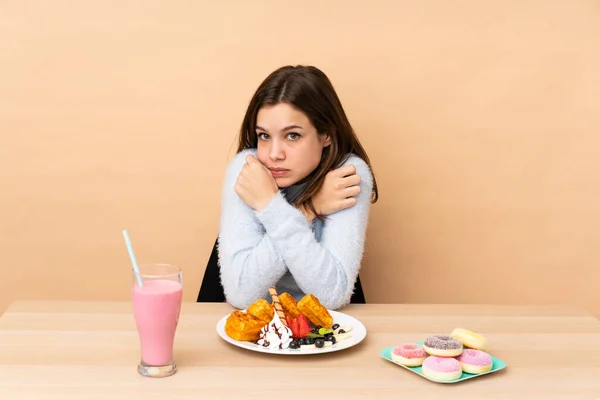 Adolescente Chica Comer Gofres Aislado Beige Fondo Congelación —  Fotos de Stock