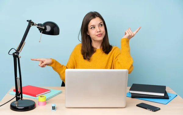 Estudiante Chica Estudiando Casa Aislado Sobre Fondo Azul Señalando Dedo — Foto de Stock