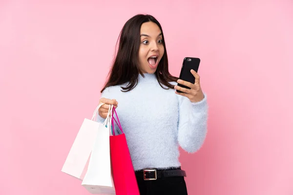 Junge Frau Mit Einkaufstasche Über Isoliertem Rosa Hintergrund Mit Kaffee — Stockfoto