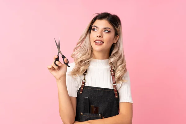 Teenager Mädchen Über Isolierten Rosa Hintergrund Mit Friseur Oder Friseur — Stockfoto