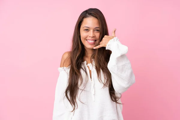 Jeune Fille Brésilienne Sur Fond Rose Isolé Faisant Geste Téléphone — Photo