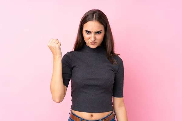 Menina Sobre Fundo Rosa Isolado Com Gesto Raiva — Fotografia de Stock