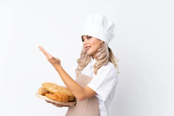 Chica Adolescente Uniforme Chef Panadero Femenino Sosteniendo Una Mesa Con — Foto de Stock