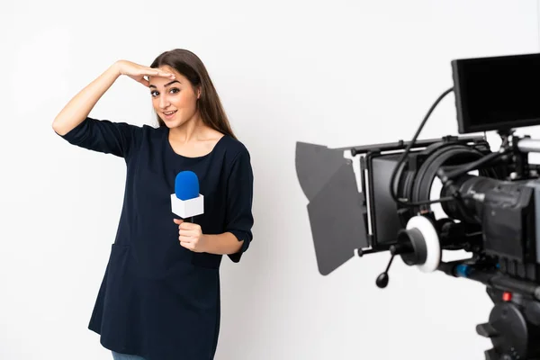 Egy Riporter Mikrofont Tart Kezében Fehér Háttérrel Izolált Híreket Közöl — Stock Fotó
