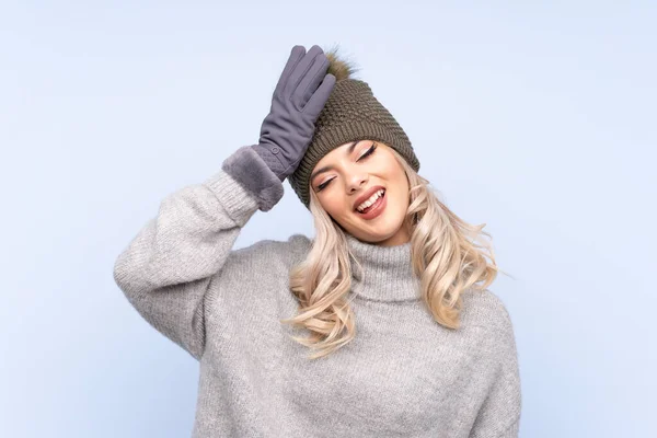 Giovane Ragazza Adolescente Con Cappello Invernale Isolato Sfondo Blu Ridere — Foto Stock