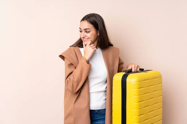 Reisende Frau Mit Koffer Denkt Sich Eine Idee Aus Und — Stockfoto