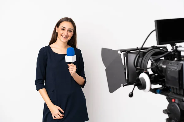 Mulher Repórter Segurando Microfone Reportando Notícias Isoladas Fundo Branco Rindo — Fotografia de Stock