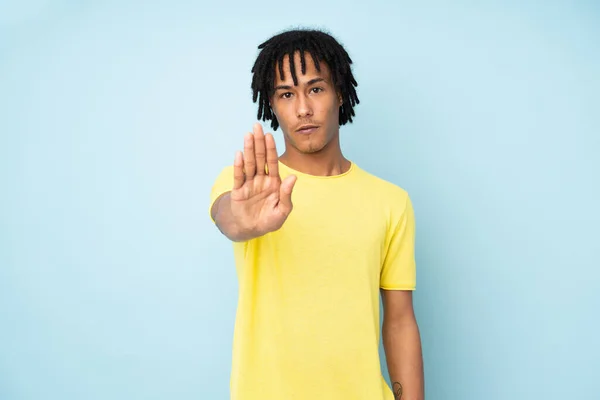 Genç Afro Amerikan Bir Adam Mavi Arka Planda Izole Edilmiş — Stok fotoğraf