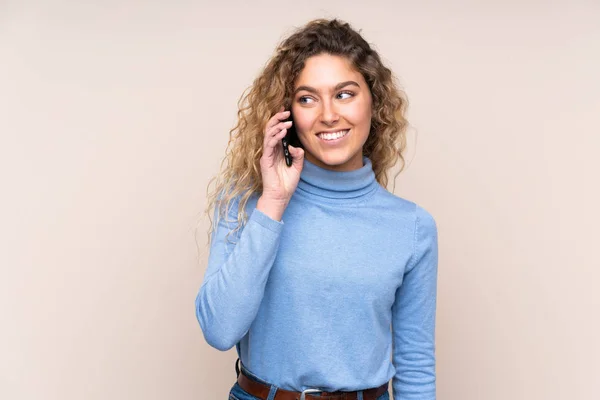 Mujer Rubia Joven Con Pelo Rizado Usando Suéter Cuello Alto —  Fotos de Stock