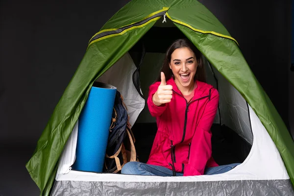 Giovane Donna Caucasica All Interno Una Tenda Verde Campeggio Con — Foto Stock