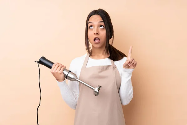 Jong Brunette Meisje Met Behulp Van Hand Blender Geïsoleerde Achtergrond — Stockfoto