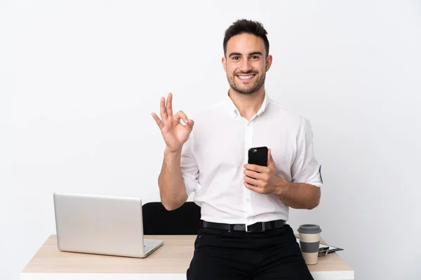 Yerinde Cep Telefonu Olan Genç Bir Adamı Parmaklarıyla Tamam Işareti — Stok fotoğraf