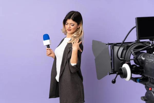 Repórter Adolescente Segurando Microfone Relatando Notícias Isoladas Fundo Roxo Sofrendo — Fotografia de Stock
