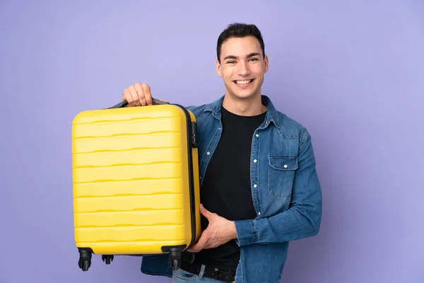 Jovem Caucasiano Bonito Homem Isolado Fundo Roxo Férias Com Mala — Fotografia de Stock