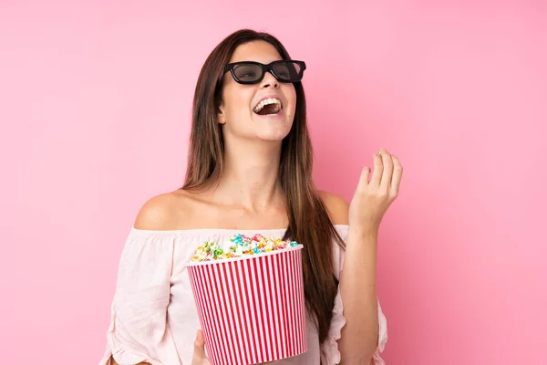 Nastoletnia Dziewczyna Odizolowanym Różowym Tle Okularach Trzymając Duże Wiadro Popcornów — Zdjęcie stockowe