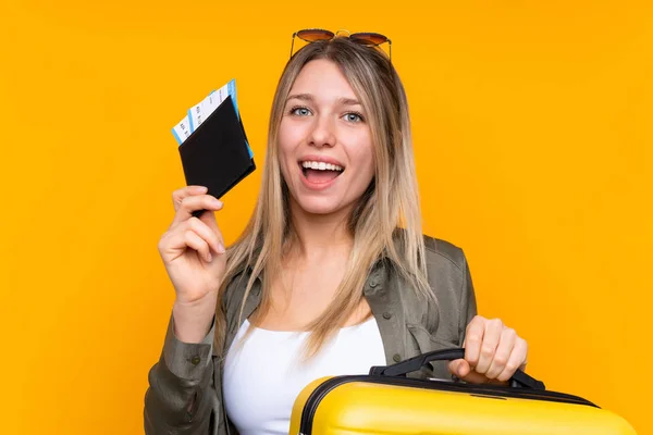 Junge Blonde Frau Mit Koffer Und Reisepass Urlaub — Stockfoto