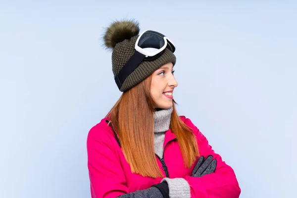 Lyžařka Ryšavá Žena Snowboardovými Brýlemi Přes Izolovanou Modrou Stěnu — Stock fotografie