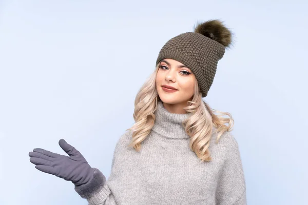 Kışlık Şapkalı Genç Kız Izole Edilmiş Mavi Arka Planda — Stok fotoğraf