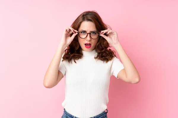 Junge Russin Über Isoliertem Rosa Hintergrund Mit Brille — Stockfoto