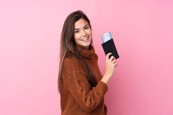 Teenager Mädchen Über Isoliertem Rosa Hintergrund Glücklich Urlaub Mit Pass — Stockfoto