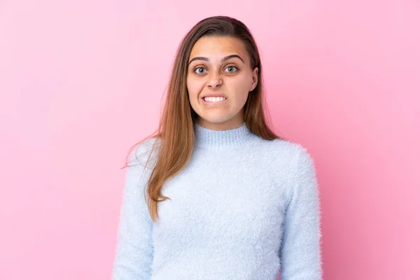 Menina Adolescente Com Suéter Azul Sobre Fundo Rosa Isolado Com — Fotografia de Stock