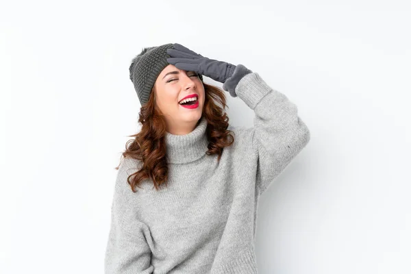 年轻的俄罗斯女人 头戴冬帽 在孤独的白底笑着 — 图库照片