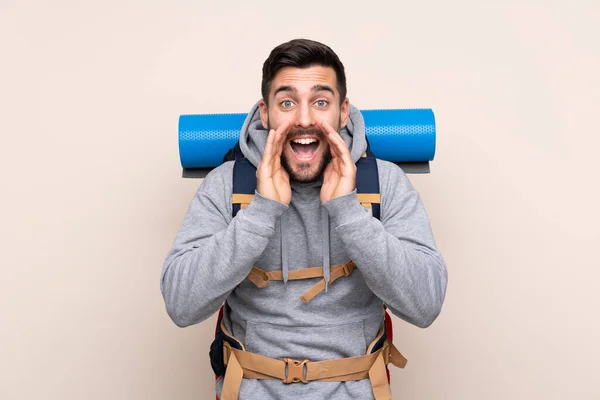 Junger Bergsteiger Mit Großem Rucksack Über Isoliertem Hintergrund Der Mit — Stockfoto