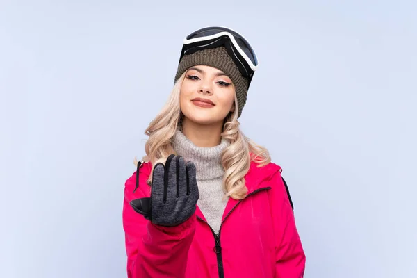Skier Nastolatek Dziewczyna Okulary Snowboardowe Odizolowanym Tle Niebieski Zapraszając Przyjścia — Zdjęcie stockowe