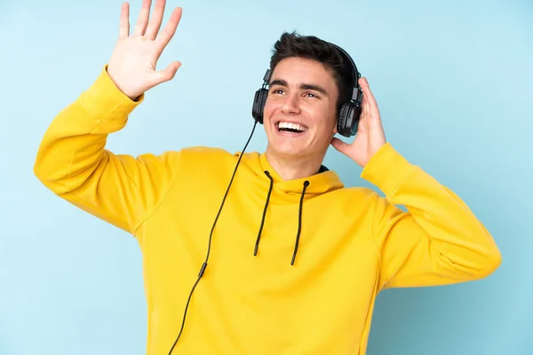 Tiener Kaukasische Man Geïsoleerd Paarse Achtergrond Luisteren Muziek Dansen — Stockfoto