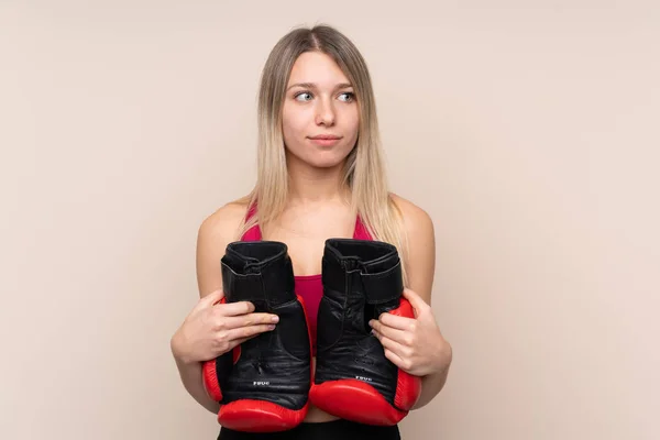 Joven Mujer Rubia Deporte Sobre Fondo Aislado Con Guantes Boxeo — Foto de Stock