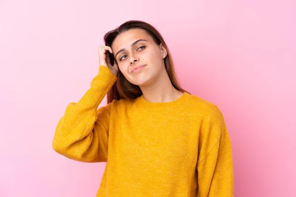 Menina Adolescente Com Suéter Amarelo Sobre Fundo Rosa Isolado Com — Fotografia de Stock
