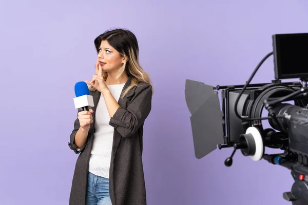 Repórter Adolescente Segurando Microfone Relatando Notícias Isoladas Fundo Roxo Com — Fotografia de Stock