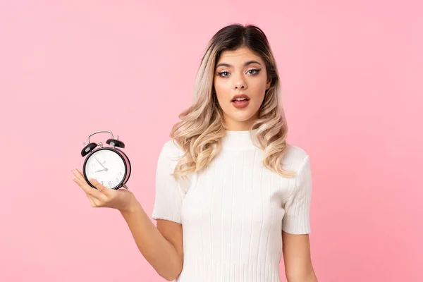 Menina Adolescente Sobre Isolado Fundo Rosa Segurando Relógio Alarme Vintage — Fotografia de Stock