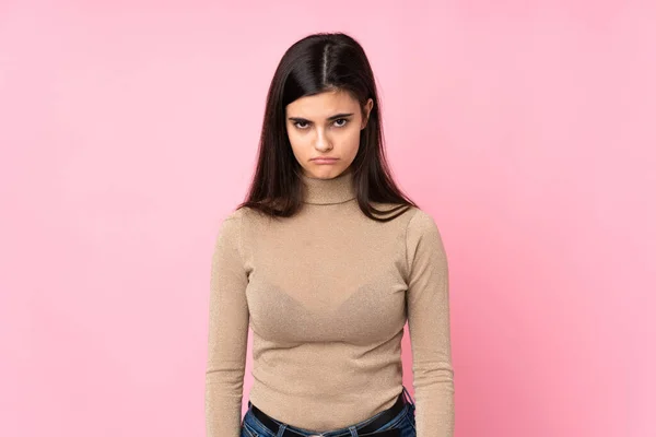 Молодая Женщина Изолированном Розовом Фоне Грустным Депрессивным Лицом — стоковое фото