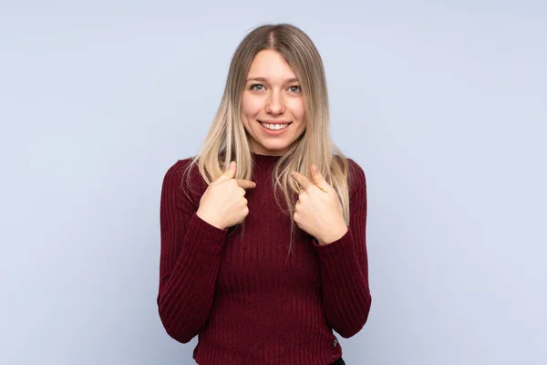 Mujer Rubia Joven Sobre Fondo Azul Aislado Con Expresión Facial —  Fotos de Stock