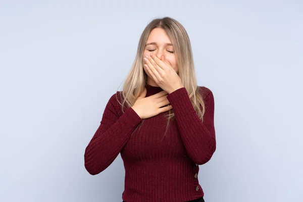 Giovane Donna Bionda Sfondo Blu Isolato Sta Soffrendo Tosse Sentirsi — Foto Stock