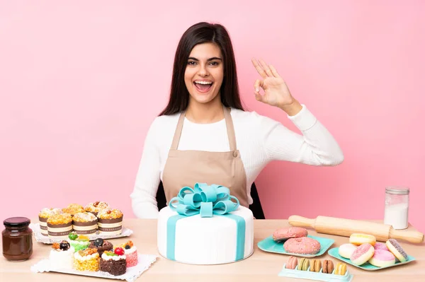 Konditor Mit Einem Großen Kuchen Einem Tisch Über Isoliertem Rosa — Stockfoto