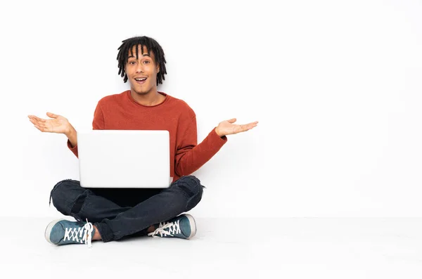 Fiatal Afro Amerikai Férfi Földön Dolgozik Laptop Sokkoló Arckifejezéssel — Stock Fotó