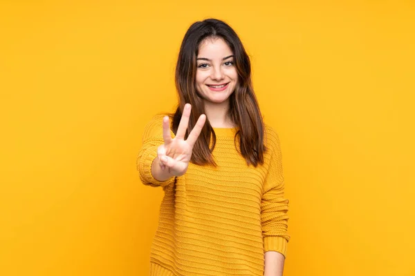Sarı Arka Planda Izole Edilmiş Beyaz Kadın Mutlu Parmaklarıyla Üçe — Stok fotoğraf
