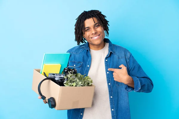 Joven Hombre Afroamericano Haciendo Movimiento Mientras Recoge Una Caja Llena —  Fotos de Stock