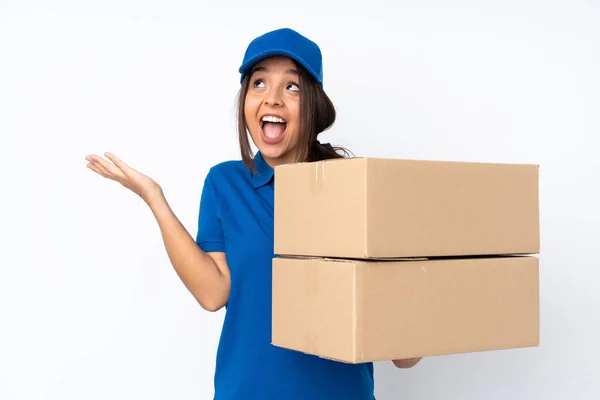 Jovem Entrega Morena Menina Sobre Isolado Fundo Branco Sorrindo Muito — Fotografia de Stock