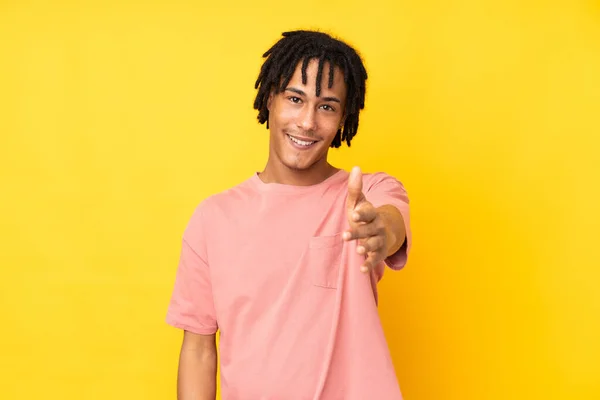 Young African American Man Isolated Yellow Background Shaking Hands Closing — Stock Photo, Image