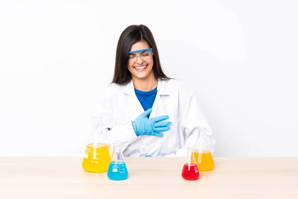 Joven Mujer Científica Una Mesa Sonriendo Mucho — Foto de Stock