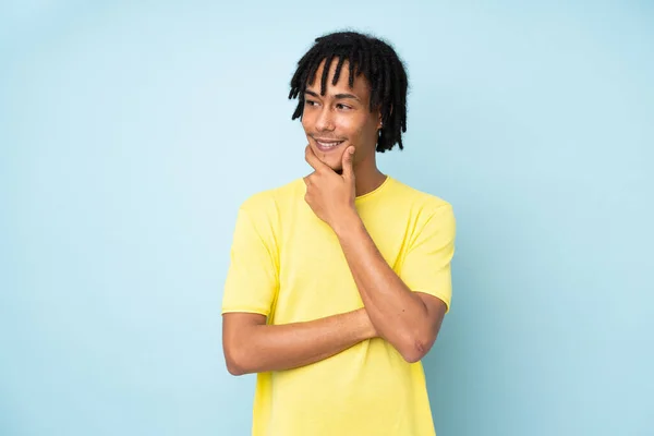 Jeune Homme Afro Américain Isolé Sur Fond Bleu Regardant Sur — Photo