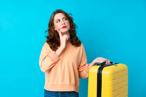 Mujer Viajera Con Maleta Sobre Fondo Azul Aislado Pensando Una — Foto de Stock