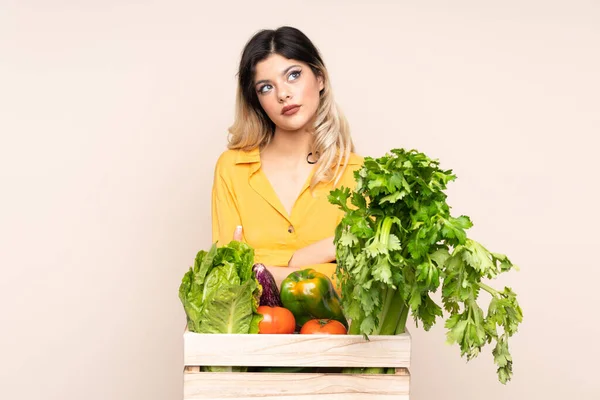 Adolescente Agricultor Menina Com Legumes Recém Colhidos Uma Caixa Isolada — Fotografia de Stock